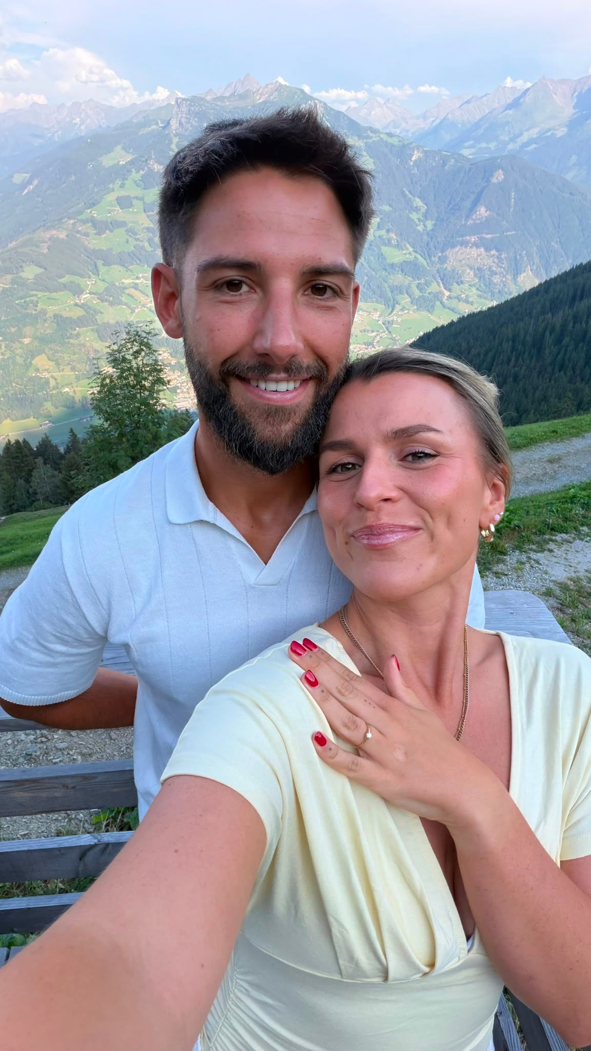 Luisa und Jannik, Wange an Wange – ihre Hand mit dem Ring auf seiner Schulter