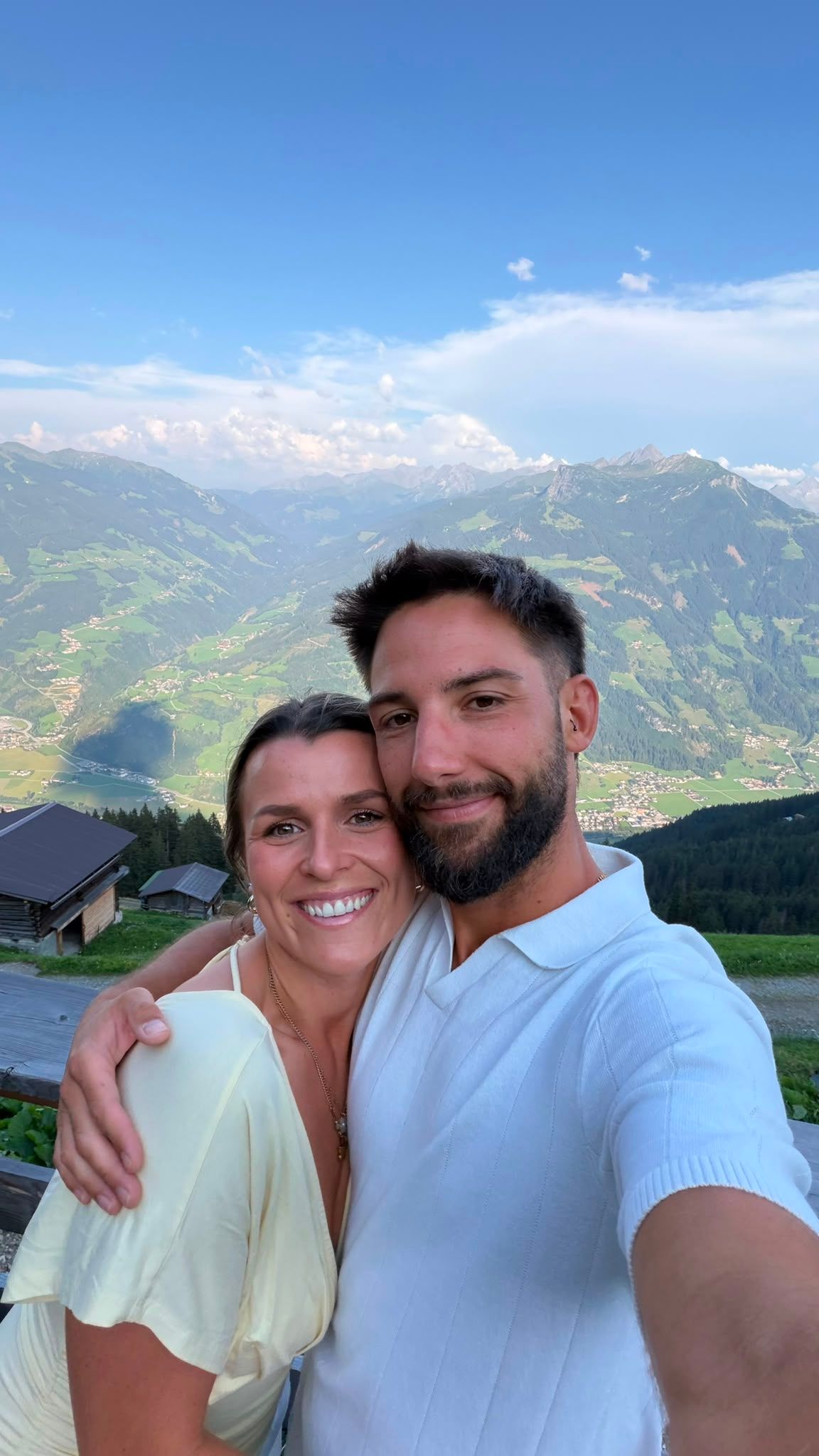 Luisa & Jannik, Arm in Arm und lachend