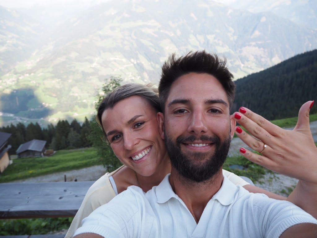 Luisa & Jannik lachend, Luisa zeigt den Ring in die Kamera